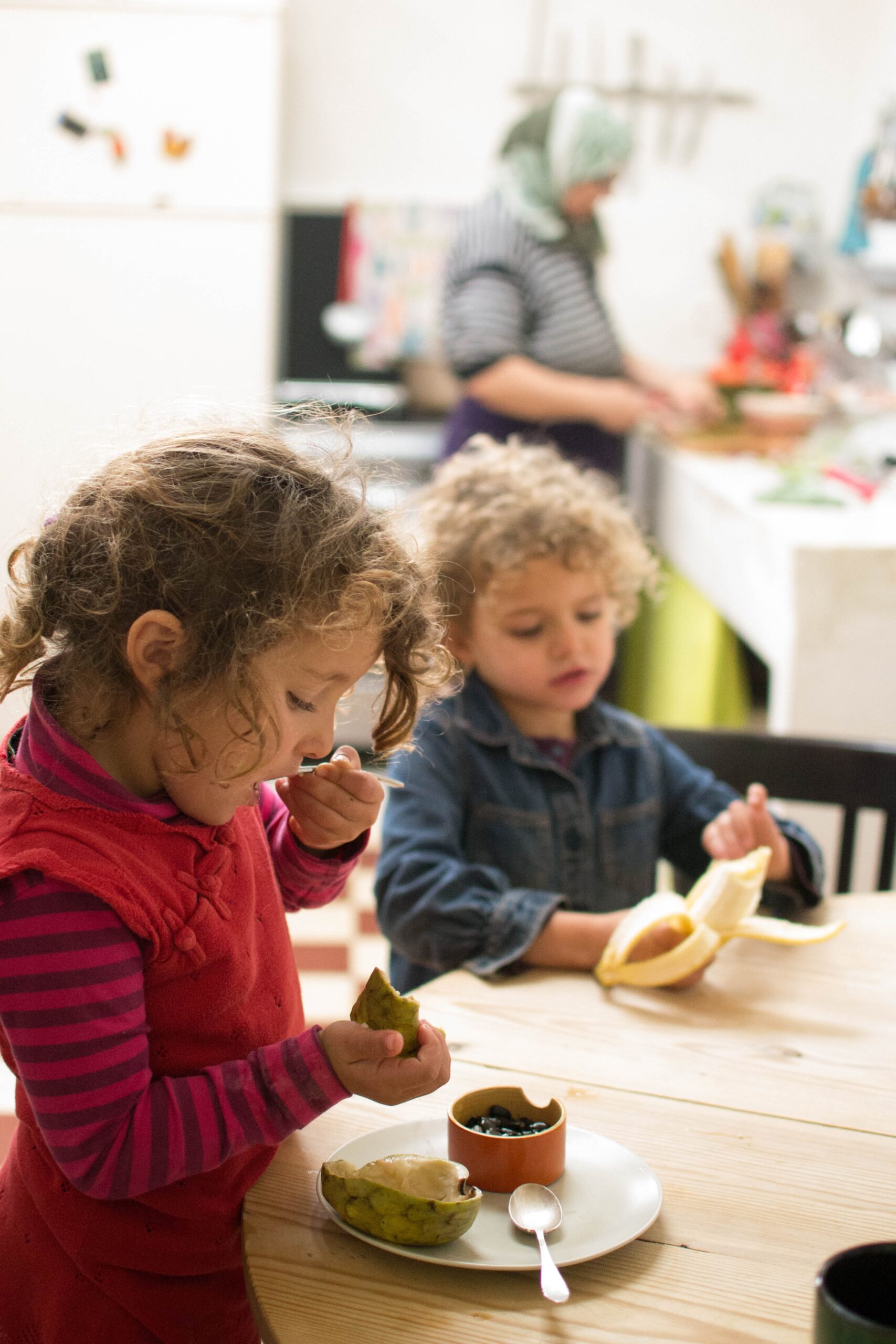 kids eating lunch